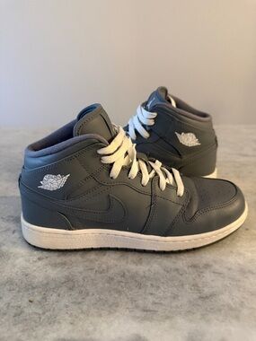 Air Jordan 1 Retro Mid Sneaker